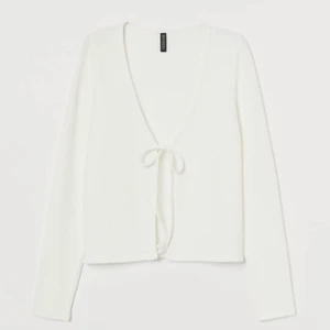 Tröja med knytning - Säljer mina jätte söta topp från h&m i storlek xs som bara är använd en gång. Helt nyskick men används inte längre för inte min stil. Köpare står för frakt. DM för bättre bilder.