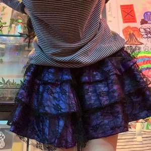 Cool kjol helt enkelt har bara inte använt den då den inte riktigt är min stil:) lila med fina spets detaljer