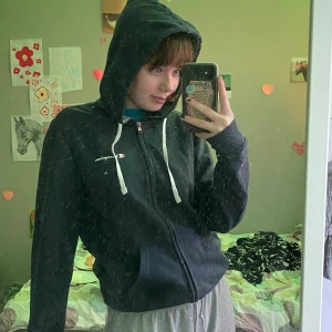 Champion hoodie!! - Champion hoodie storlek s, köpt second hand men knappt använd sen dess! Sitter jättefint och inget fel på den, säljer då den inte används. 80kr + 72kr frakt = 152kr totalt!!