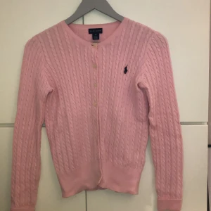 Stickad tröja Ralph Lauren  - Rosa stickad tröja från Ralph Lauren med knappar. Mycket fint skick. Storlek XS