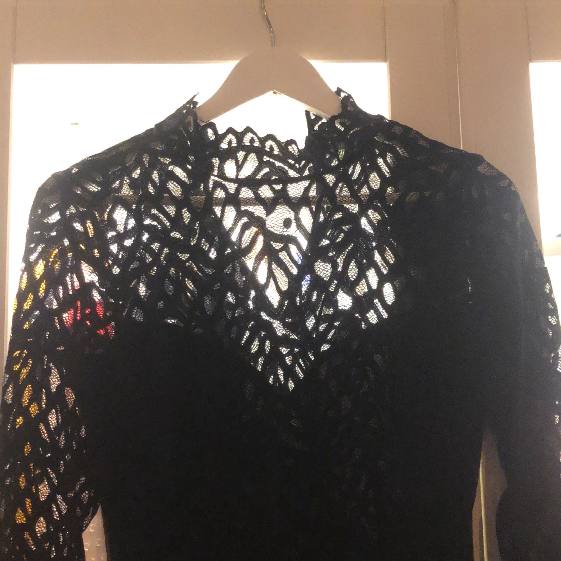 Svart långärmad spetströja  - 90