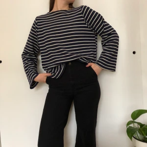 ZARA långärmad tröja strl S - Mysig mörkblå/vitrandig tröja från Zara med vida ärmar. 💙 Använd men mycket gott skick! Strl S men passar nog en XS såväl som M också pga oversized. 50% bomull 50% polyester, fråga om du undrar något!  