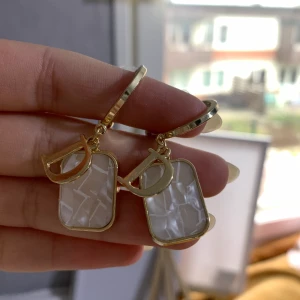 Örhänge  - Jätte skugga dior örhänge! Dem är nya aldrig använda. 