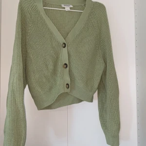 Grön kofta💚 - Säljer min gröna stickade kofta ifrån Monki i storlek S. Väl använd men jag får tyvärr inte användning av den längre. Köparen står för frakten. Skriv för mer info.