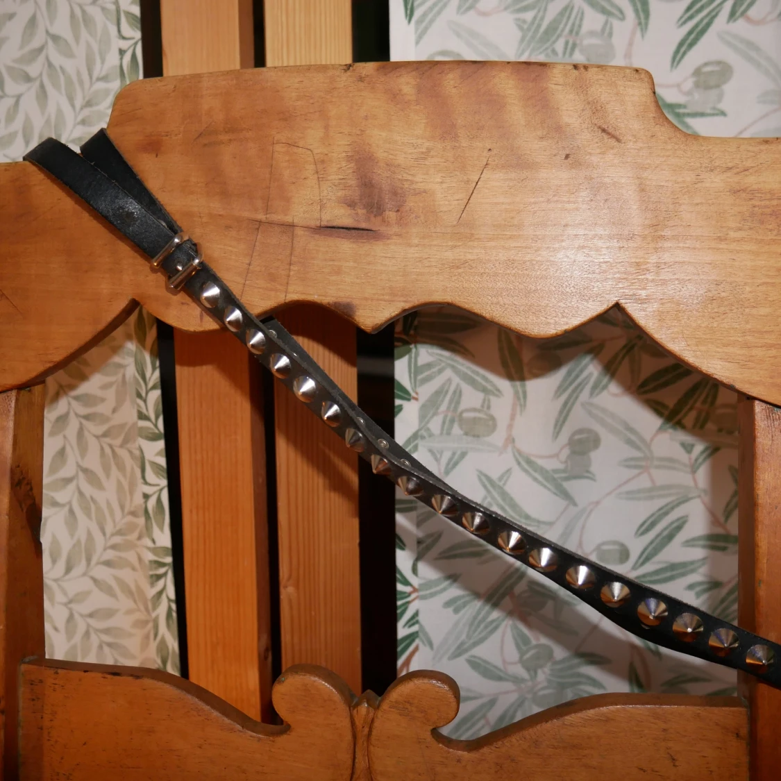 Bälte med nitar - 90