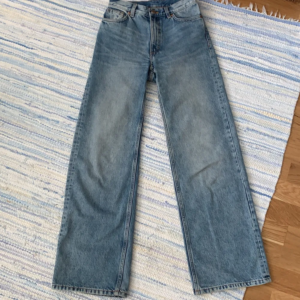 ”Wide leg” jeans från Monki i modellen Yoko, använda fåtal gånger. Frakt tillkommer!. Jeans & Byxor.