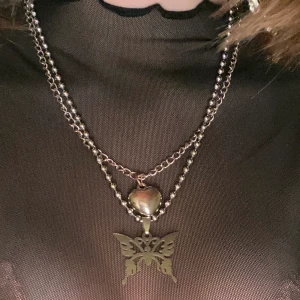 Fjärilshalsband - Glansigt silvrigt fjärilshalsband