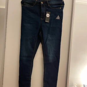 Blåa jeans ifrån Boohoo. - Helt oanvända hög midjade jeans ifrån Boohoo. Storlek M och sitter frimt vid låren.