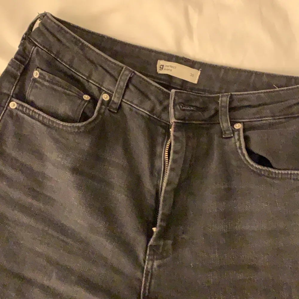 Ett par svarta jeans från Gina Tricot, använda ett år gånger endast så väldigt bra kvalitet! Strl 38, säljer då de är lite stora.. Jeans & Byxor.
