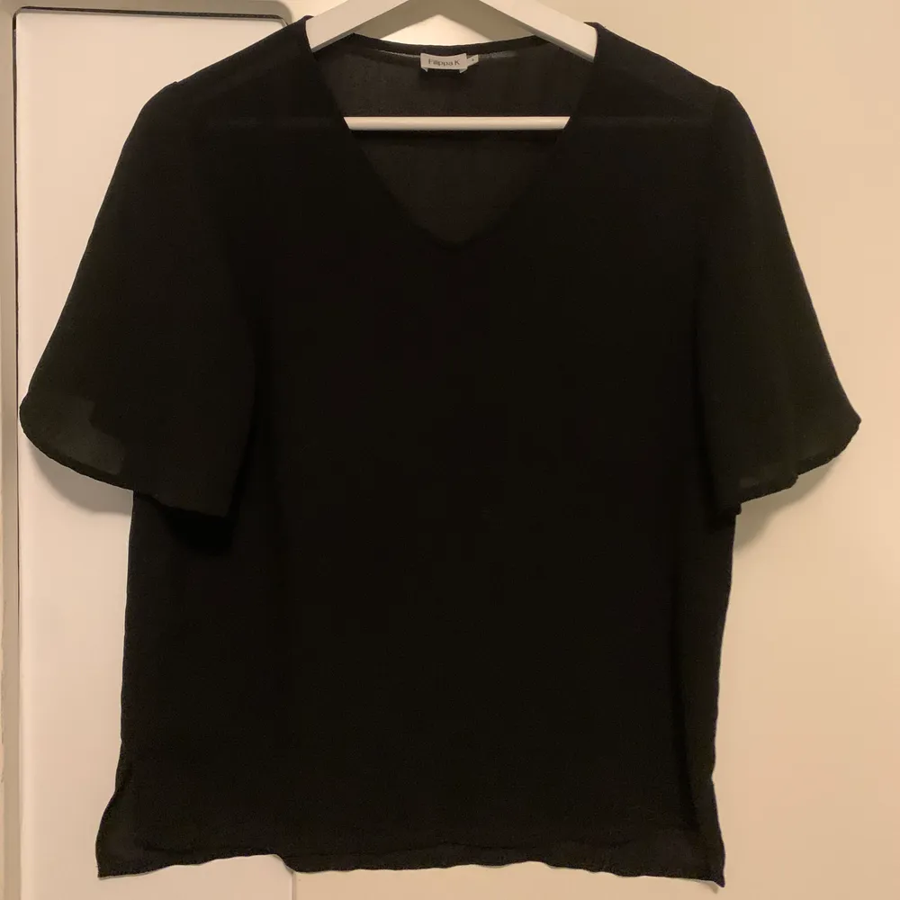 Svart basic blus från Filippa K för 200kr + frakt. Den är i storlek S och i tunt material. Den är helsvart (vet ej varför den ser glittrig ut på sista bilden). T-shirt modell och superskön. . Puserot.