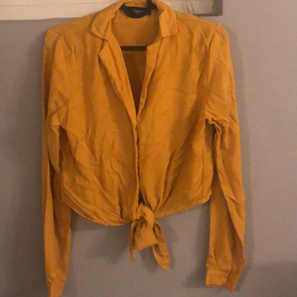 Gul v-ringad blus - 90