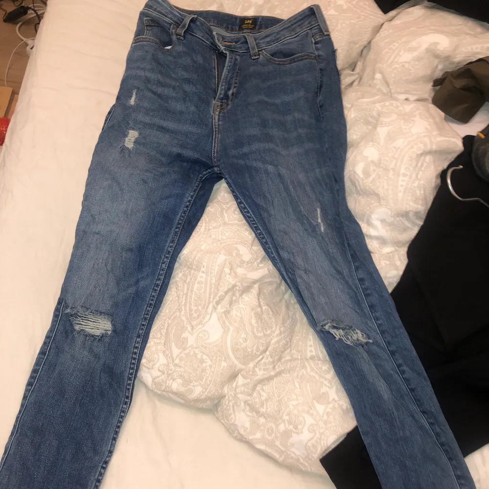 Snygga lee jeans med slitning på knäna. Dem är inte använda mycket och är som nya. Nypris 1200kr, mitt pris 500kr(eller högsta bud)+ eventuell frakt . Jeans & Byxor.
