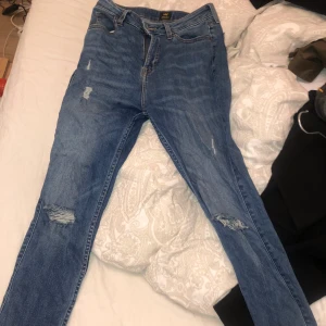 Lee jeans strl W28 L31 (Ivy) - Snygga lee jeans med slitning på knäna. Dem är inte använda mycket och är som nya. Nypris 1200kr, mitt pris 500kr(eller högsta bud)+ eventuell frakt 
