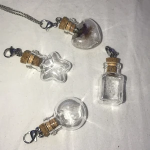 Glas tuber till halsband - Glas tuber du kan sätta på t.ex. halsband, nycklar och allt möjligt. Man kan antingen köpa ett pack men 4 olika former för 100kr eller välja ut en speciell form för 40kr. Man får inte med en kedja!