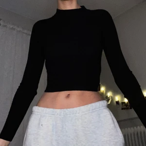 Ribbad långärmad tröja  - Jättesnygg croppad tröja med en liten polokrage! Tröjan är väldigt tight och är i storlek XS, men skulle definitivt passa någon som också har XXS! Varan köptes i nyskick och är fortfarande i ett bra skick. Den har inte några defekter! 🧚🏼💓