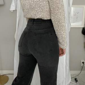 straight Leg Jeans i urtvättad svart. Märke: H&M. Material: 97% bomull, 3% elastan. Knappt använda inköpta för 1 månad sen för 400kr 