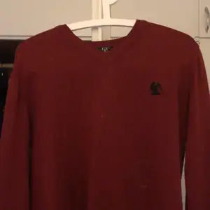 Säljer denna tjock tröjan jag köpte secondhand,fin röd brun färg inga slitningar ☺️DET ÄR EN XL MEN KÄNNS MER SOM S