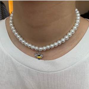 Pärlhalsband av vaxade glaspärlor med en kedja som gör att man kan förlänga halsbandet (se bild 3) Frakt INGÅR i priset❤️