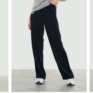 Svarta kostymbyxor - Säljer mina fina svarta kostymbyxor från Bikbok då de har blivit för små, nypris 300kr. Använda några gånger men i fint skick, prefekt längd för mig som är 163/4🥰 (frakt går att få billigare om man ej vill ha spårbart)