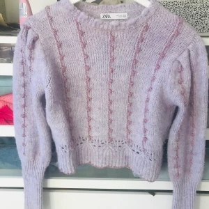 Tröja från Zara - Jättefin tröja från Zara. Storlek S. Skriv privat för fler bilder. 190 kr!❤️