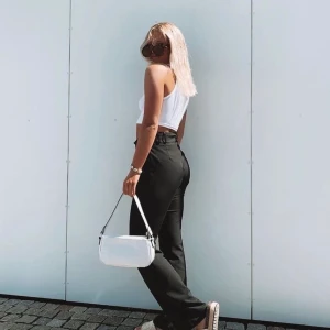 Kostymbyxor skitsnygga från NAKD - Säljer mina kostymbyxor svarta i storlek 36 från nakd😍postar spårbart för 66kr!! 