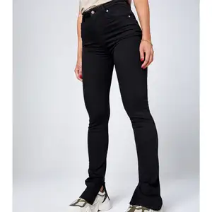 Svarta O-more jeans från ODENIM. Säljs på grund av fel storlek, knappt använda endast tvättade 1 gång. Nyskick!! 