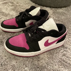 Lila/rosa jordans low - Säljer mins jordens i storlek 38,5, de är endast använda ett fåtal gånger, buda säljer endast för bra bud 