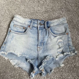 Shorts - Super fina short som tyvärr är för små därav ingen bild på!köparen står för frakten 