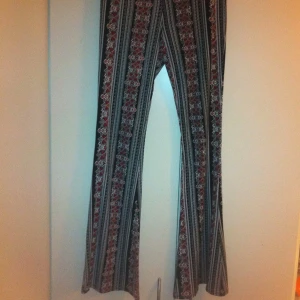  - Mönstrade utsvängda byxor i stretchigt tyg