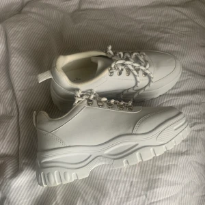 Skor - Sneakers från primark, jag har strlk 36 och dom är stora på mig. Det är strlk EUR 37. Skriv om du skulle vilja ha fler bilder!💕