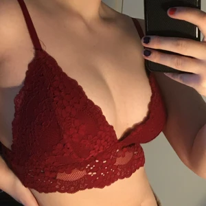 Bralette - Läcker bralette från H&M, mörkröd. Jag har C kupa. Aldrig använd. Köparen står för frakten (66kr spårbart) 💕✨