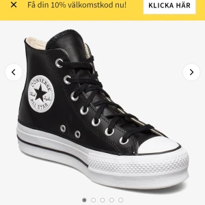 Converse, svarta faux leather high tops - Svarta fejk läder high top platform converse, använda ett fåtal gånger( inte av mig utan av en annan plickare, säljer vidare pga för små) skriv för bild, möts upp i Göteborg och fraktar 