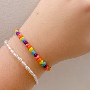 Ett färgglatt armband gjord på elastisk tråd med glaspärlor. Frakt är inkluderat i priset.
