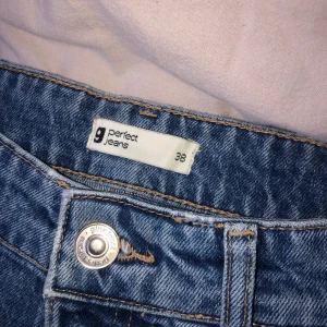 Jeans från Gina tricot storlek 38 - Jeans med mom fit, går till mina vrister och är 160cm lång.