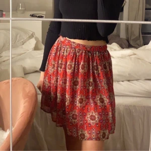 Kjol - Kjolen är från hollister köptes för 300kr säljes för 65kr plus 20kr frakt använd 1 gång 