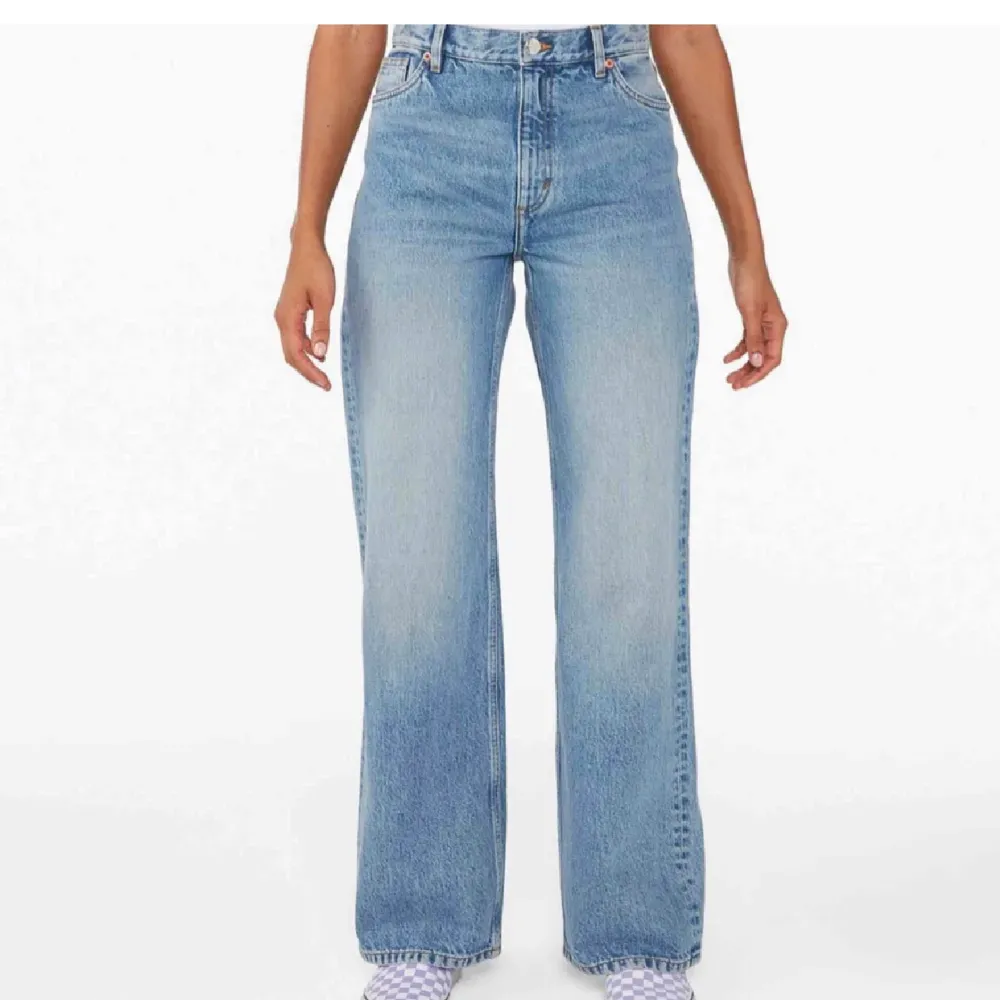 Säljer dessa populära jeans från monki, bra skick!! Waist 25, passar mig som normalt bär storlek XS/S!. Jeans & Byxor.