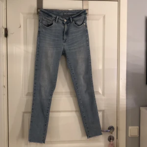 Jeans  - Blåa jeans från Bik Bok i stl S. Köparen står för frakt. 