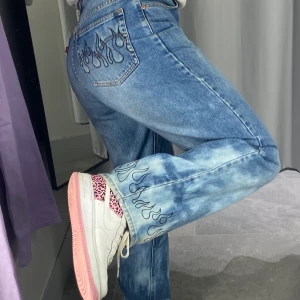 Custom vintage Levis 501 jeans - Vintage Levis 501 jeans som jag gjort om själv. Dom är insydda i midjan för att passa mig men tar man bort tråden kan man göra om dom efter egen passform så funkar för både större och mindre. Jag har typ 38/36 i jeans och är 171cm lång å på mig sitter dom bra! Älskar dessa så säljer enbart vid bra bud. Hål i ena fickan framtill men går lätt att sy igen men utöver det inga defekter. Köparen står för frakt om vi inte kommer överens om annat:)