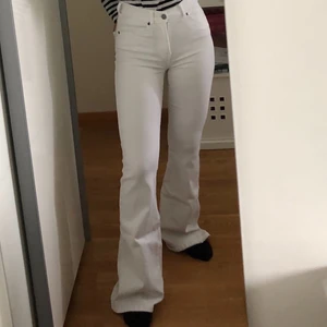 bootcut byxor  - bootcut byxor från salt. Strl S😊 Säljer dessa i vit och även ett par lika fast i svart!  