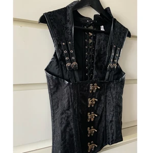 Korsett  - Så ball korsett med unika detaljer 🖤 Går att reglera i snörningen bak och stängs med superfina metallspännen fram. Högsta bud