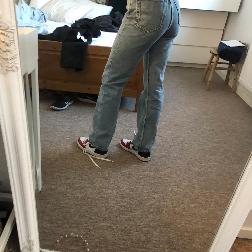 Skitsnygga raka och långa jeans från weekday i modellen voyage. Säljer då jag ej använder dem. Är 160cm. Nästan aldrig använda 💓💓. Jeans & Byxor.