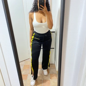 Equal byxor från madlady  - Mjukisbyxor som går att öppna upp sidleds. Skriv i dm för fler bilder ✨