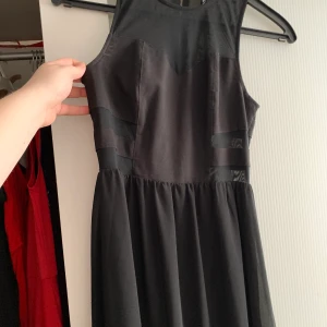 Lång klänning storlek 36 - Lång klänning med genomskinligt tyg på längderna och en del i bak, en slits i benet, super fin och använd en gång