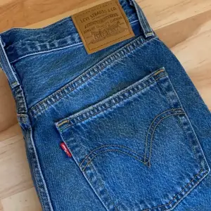 Helt oanvända Levis jeans,säljer pga förstora därav ingen bild på mig men skriv privat för bild på. Nypris 1199kr säljer för 600 inkl frakt. Priset kan diskuteras. 