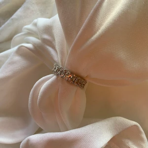 Ring! - Jättefin ring i silver med diamanter på. Finns i storlek 6, 7, 8. Glöm inte att 10% av vinsten går oavkorat till organisationen kvinna till kvinna.