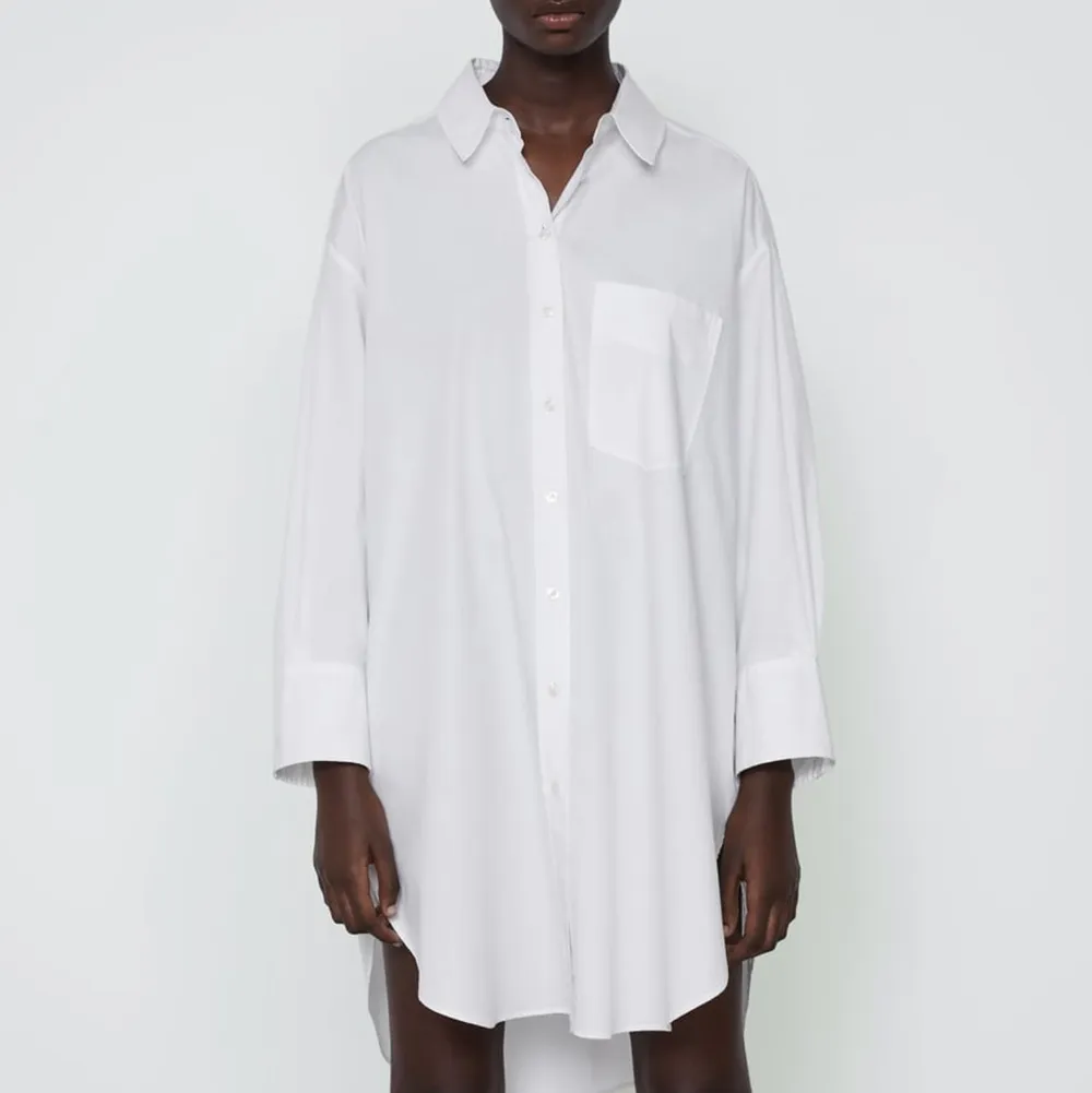 Helt ny vit oversize skjorta från zara, lite större i storleken, passade inte på mig tyvärr, är endast prövad på. Fraktar endast i dessa tider 🌸. Skjortor.
