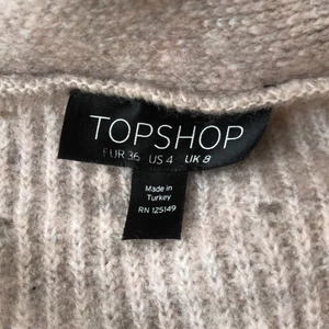 Topshop kofta - Lång mysig kofta från TopShop i storlek 36. Använd någon enstaka gång. ☀️