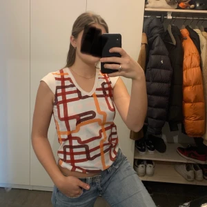 Cool y2k tröja  - Snygg, bra passform. Frakt på 42 eller så möts vi på söder 💖