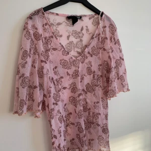 Söt topp från HM!💞 - Supersöt topp från hm i storlek S. Fint urringad och lite ”genomskinlig”. Säljer då den inte kommer till användning💞 kan skickas om köparen står för fraktkostnaden på 66kr🥰