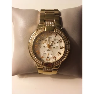  - Säljer min äkta Guess klocka. Den har slutat ticka och måste lämnas in till en klockbutik för att fixas, därav priset. Kostade 2499 kr som ny. Jag har dock inget kvitto men följer gärna med dig till en klockbutik och intygar att den är äkta. Finns fler delar till själva armbandet så att man kan bestämma vilken storlek det ska vara på den.

Om du inte kan mötas upp i Göteborgsområdet så skickar jag gärna klockan men köparen står då för frakten. Säljer en del annat, gå gärna in på min profil och kolla! 
